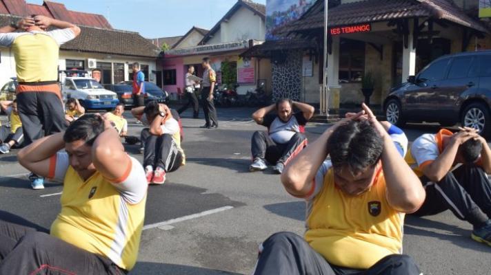 57 Polisi Gendut Ini Dijemur di Halaman, Alasannya: Biar Bisa Kejar Maling, Lihat Fotonya