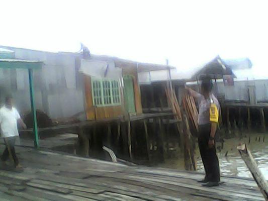 Angin puting beliung memporak porandakan rumah warga  di Desa sungai belah. 
