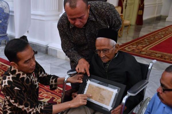 Bahagianya Nyak Sandang, Penyumbang Pembelian Pesawat Pertama RI, Saat Bertemu Jokowi