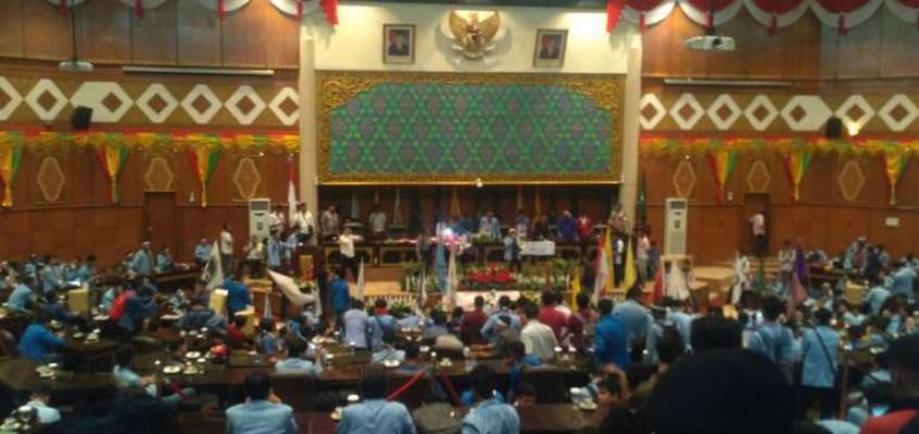 Dobrak Pagar DPRD Riau, Ratusan Mahasiswa Kuasai Ruang Sidang Paripurna