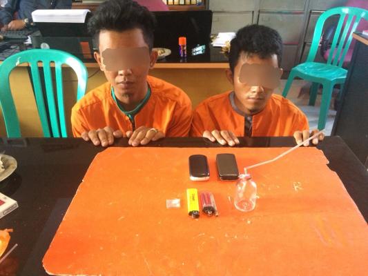 Dua orang  beserta barang bukti diamankan di Mapolres Indragiri Hilir.