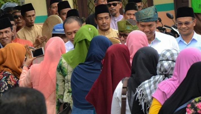  Dr H Firdaus ST MT Saat Ditanya Pedagang di Kampar Kalau Ekonomi Lesu dan Banyak Pengangguran