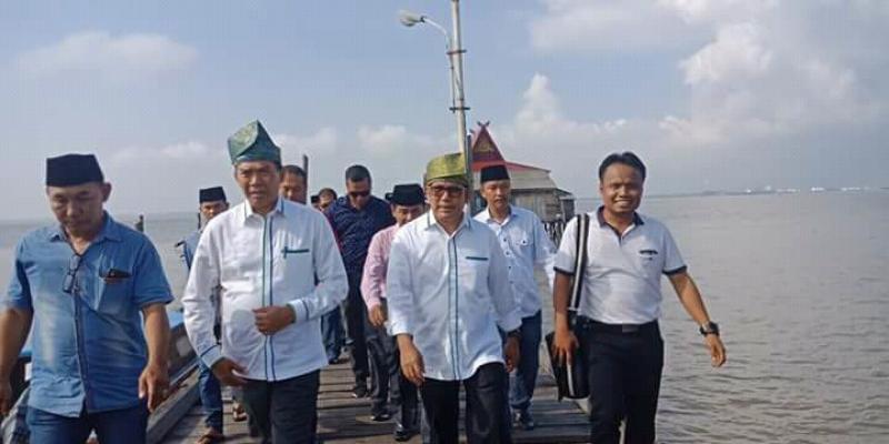 Kedatangan DR H FIRDAUS dan RUSLI EFFENDI ,masyrakat Pulau Rupat mempunyai harapan terhadap paslon No 3.
