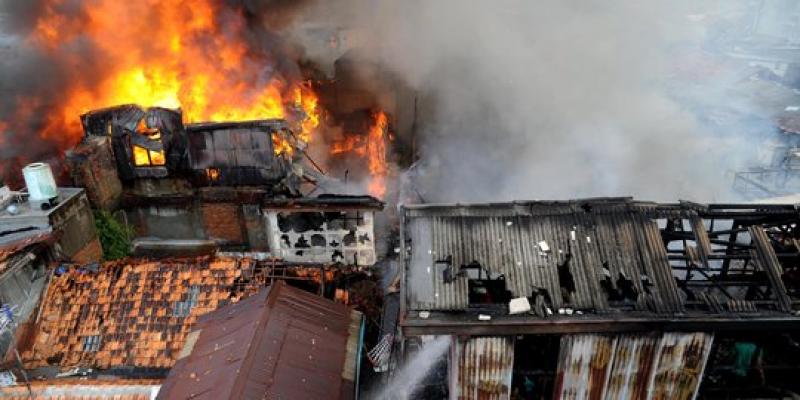 Kejam, hanya karena tak diberi uang, anak bakar rumah orangtua