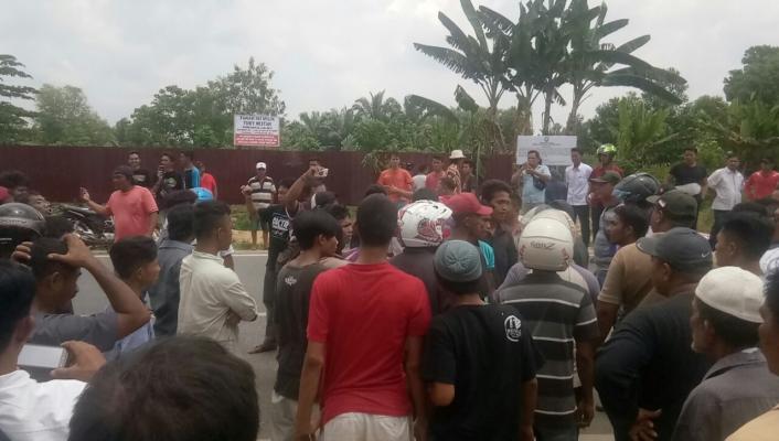 Kisruh dan nyaris bentrok, pemasangan plank dari kedua belah pihak di atas lahan eks PT Kura 