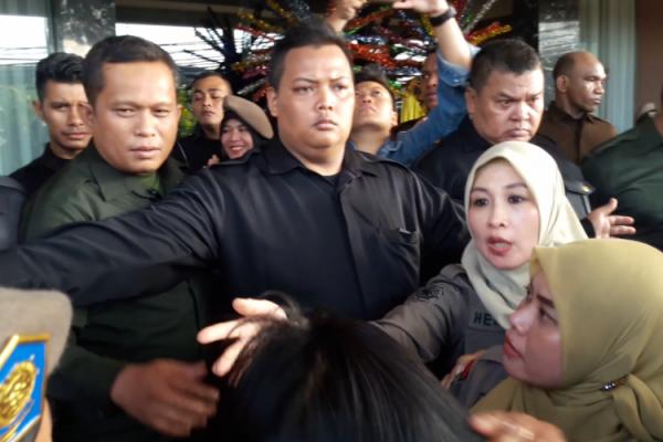 Lihat Keberanian Satpol PP Wanita Hadapi Sekuriti Alexis Berbadan Besar