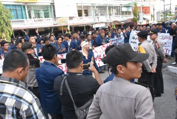 Mahasiswa Gelar Aksi Demo di Depan Kantor Bupati Bengkalis, Ini Tuntutan Mereka 
