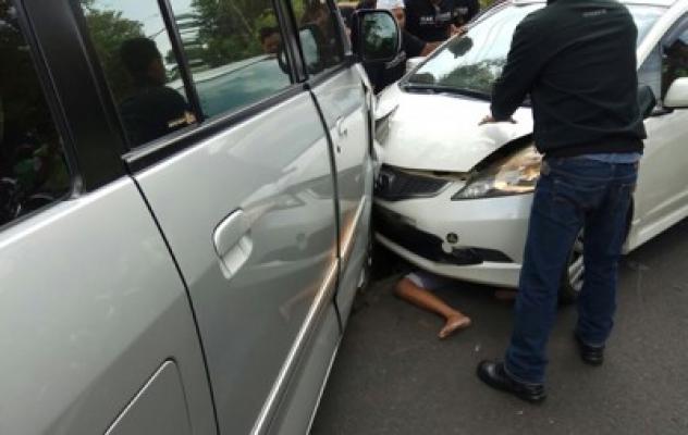 Ngeri, Ditabrak Honda Jazz, Pengendara Motor Nyungsep di Bawah Kolong