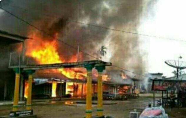 Si jago merah menghanguskan  4 petak Rumah penduduk.