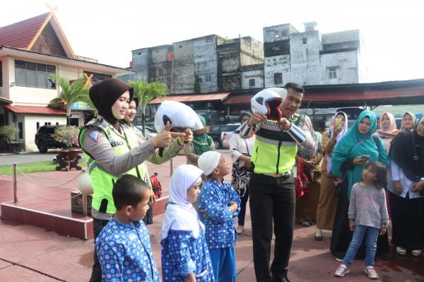 Siswa-siswi TK Al Munawarah, Pekan Arba Antusias Ikuti Program Polisi Sahabat Anak 