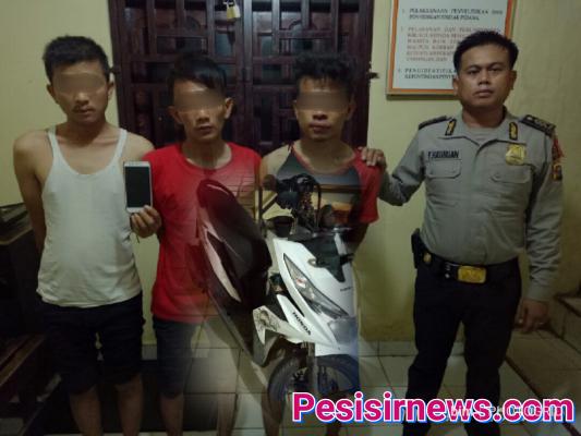 Massa Serahkan Tiga pelaku jambret di Simpang Martabak ke Polsek Bagan Sinembah 