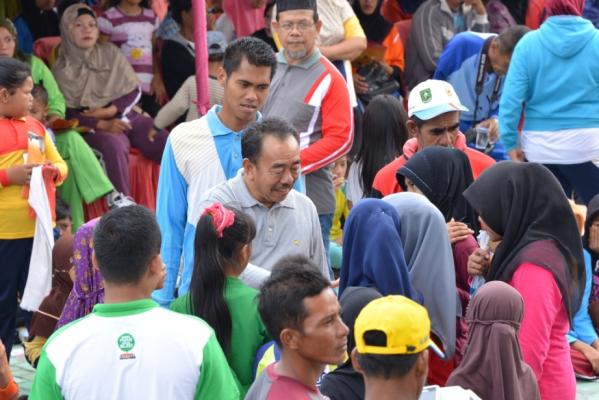 Bupati Bengkalis Mengikuti Gerak Jalan Santai, Sambut Harkonas 2015