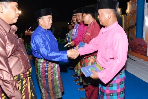 Bupati Bengkalis Serahkan Bantuan Al Quran kepada Masyarakat Rupat Utara
