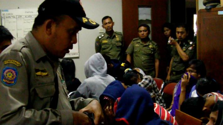 Ironis, Puluhan Pelajar Ini Bersetubuh dengan Pacarnya