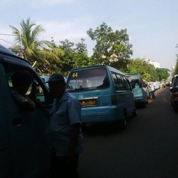 Ratusan Sopir Angkot Unras, Arus Lalin Macet