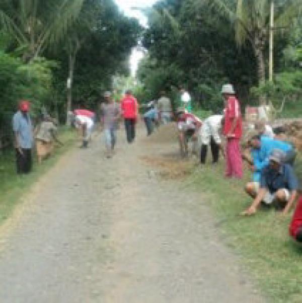 Warga Alahair Goro Bersihkan Drainase
