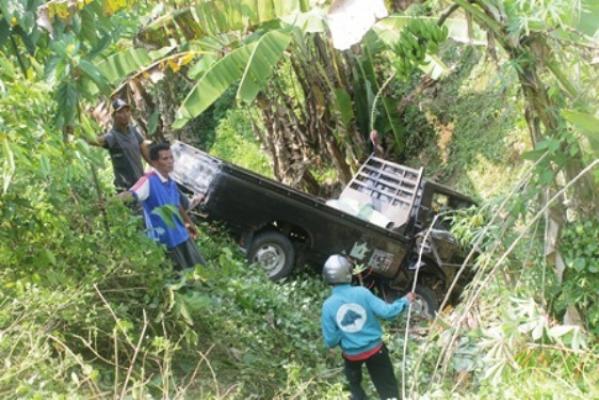Akibat Mengantuk, L-300 Membawa Bantuan PKH Pulau Rupat Terjun Bebas