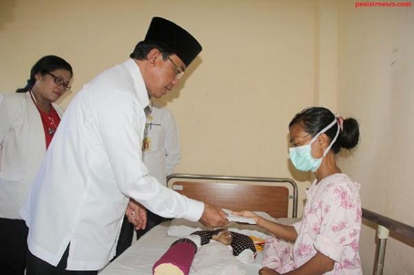 Bupati Inhil Sambangi Balita 4 Bulan yang Menderita Gizi Buruk