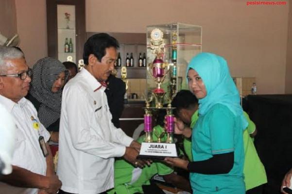 Penyerahan Piala Bergilir Volly Ball Apkasindo Cup I