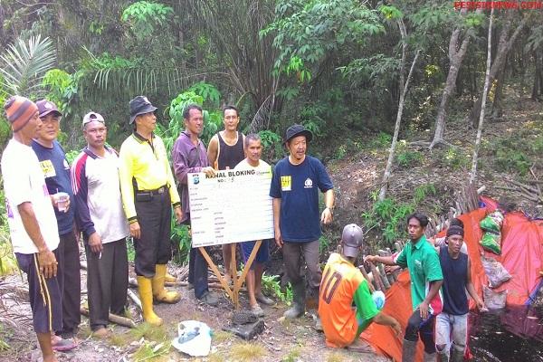 Polsek Rupat Bersama Masyarakat Bangun Kanal Blocking