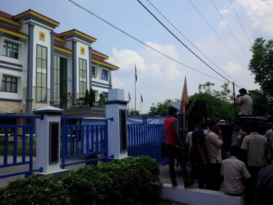 Ratusan Petugas Pembaca Meter Listrik Demo di Kantor PLN Area Lubuk Pakam