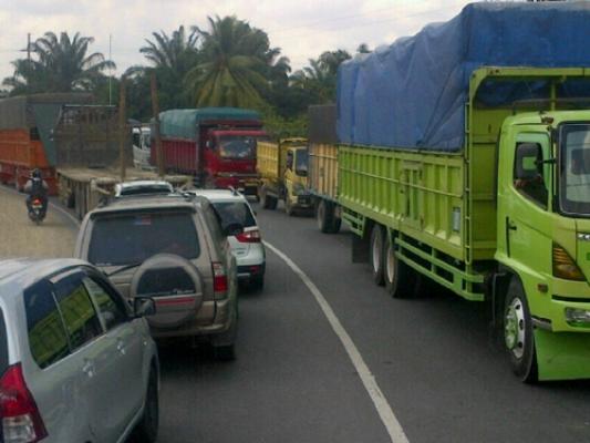 Sekian Lama Rusak, Akhirnya Jalan Lintas Riau-Sumut Diperbaiki
