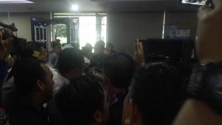 Ahok Dituntut 1 Tahun Penjara, Massa Sempat Gaduh di Luar Ruang Sidang