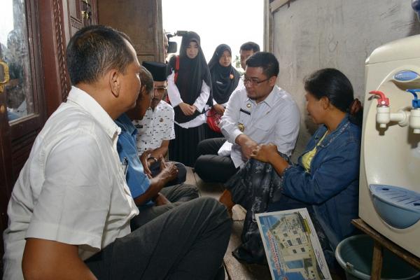 Pj Bupati Kampar Jenguk Warga Miskin di Desa Rimbo Panjang