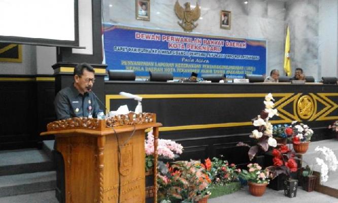 Pj Walikota Pekanbaru Sampaikan LKPj Tahun 2016 dalam Paripurna DPRD