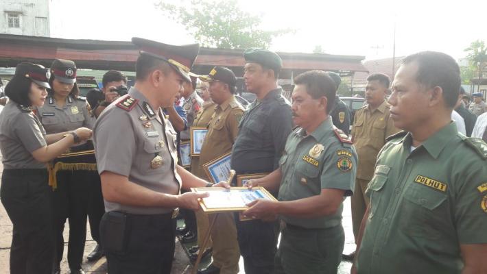 24 Personil Polisi Bersama Instansi Terkait dan Sipil Terima Penghargaan Kapolres Inhil 