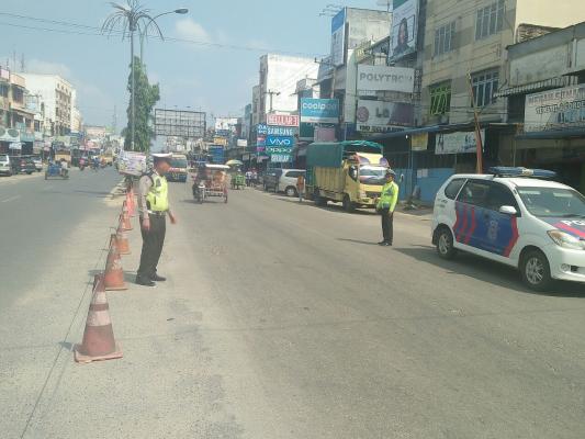 Antisipasi Kemacetan, Lantas Polsek Bagan Sinembah Pasang Traffic Cone