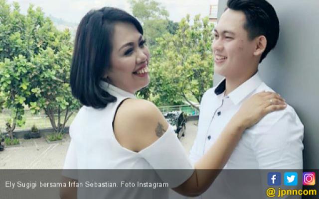 Belum Nikah, Elly Sugigi Tepergok Sekamar dengan Berondong