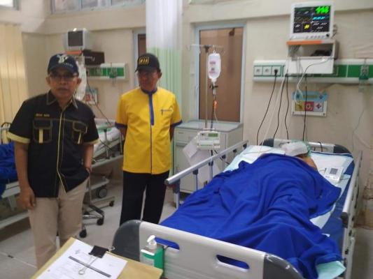 Bersama Fungsionaris Golkar Inhil, H Muhammad Wardan Lihat Kondisi Korban Ledakan Tabung Oksigen