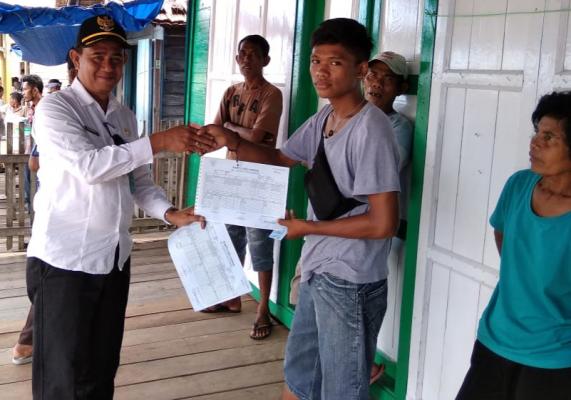 Camat Mandah penyerahan KK dan KTP kepada masyarakat Desa Bekawan.