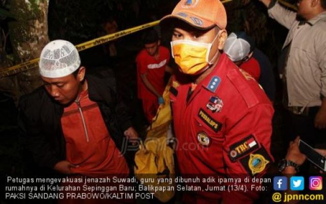 Detik-detik Pak Guru Dibantai di Depan Anak dan Istrinya