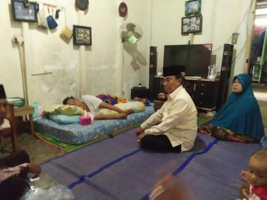 Di sela kesibukan,HM Wardan menyempatkan diri untuk melihat warga yang sedang sakit.