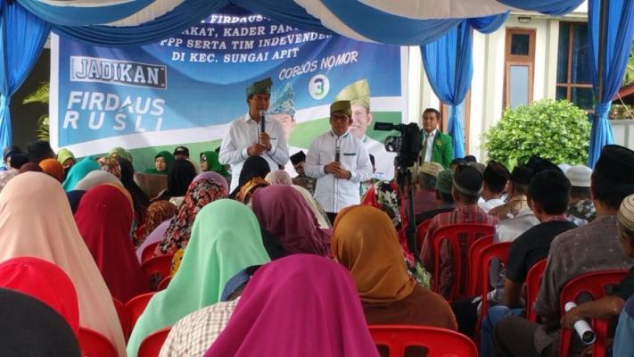 Diguyur Hujan, Kampanye Dialogis Firdaus-Rusli di Sungai Apit Tetap Penuh Semangat