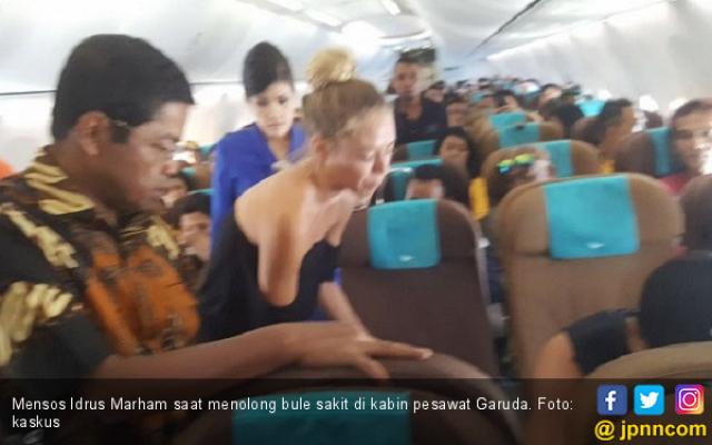 Foto Mensos Bantu Bule Sakit di Pesawat Viral, Nih Buktinya