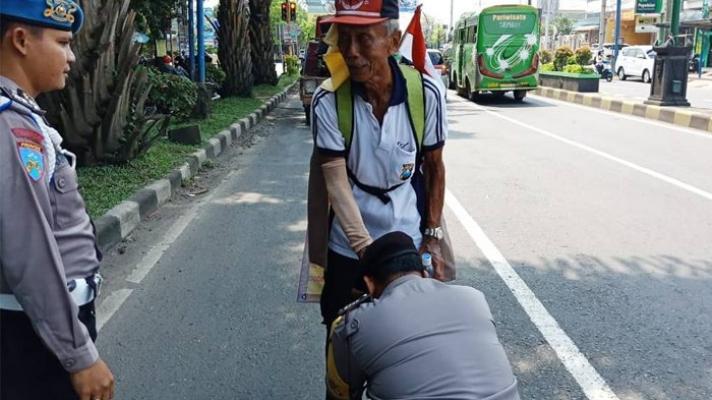 Jalan Kaki Surabaya-Jakarta, Kakek Ini Bikin Polisi Sujud di Kakinya, Alasannya Tak Disangka!