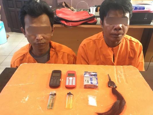 Kantongi Sabu, Dua Pria di Tembilahan Ini Digelandang ke Kantor Polisi 