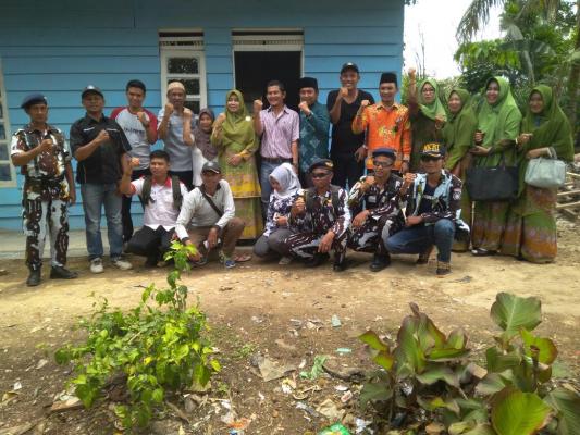 Ketua PC MNU Hj. Zulaikhah Wardan kunjungi dan apresiasi bedah rumah yang di taja FKWI kemuning.