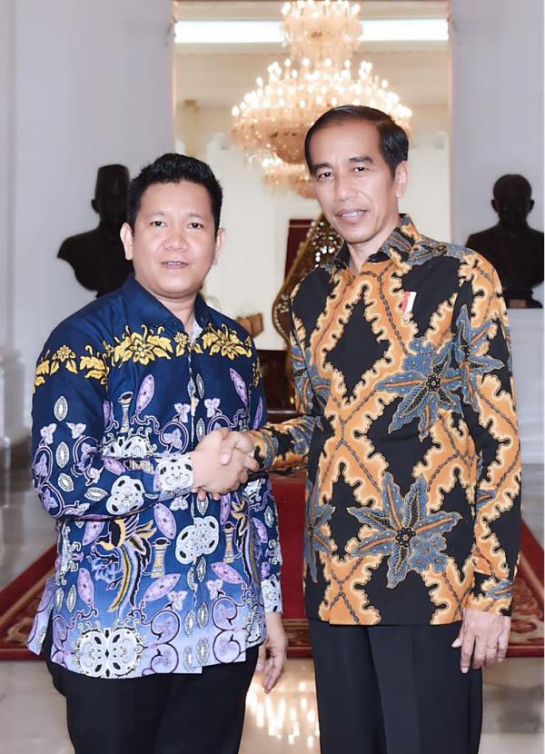 Ketum HIPMI Riau Datuk Budi Febriadi mendapat kehormatan duduk sejajar Presiden Jokowi.