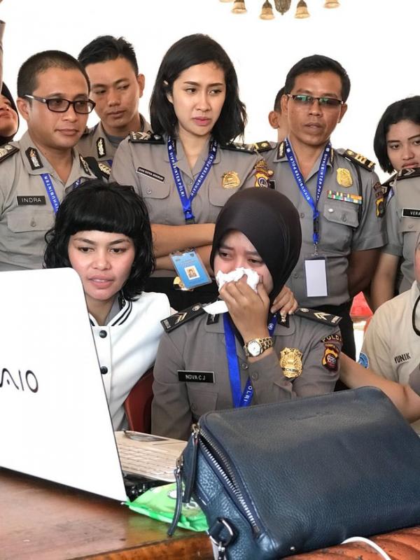 Kisah Haru Polwan Ijab Kabul Lewat Video Call