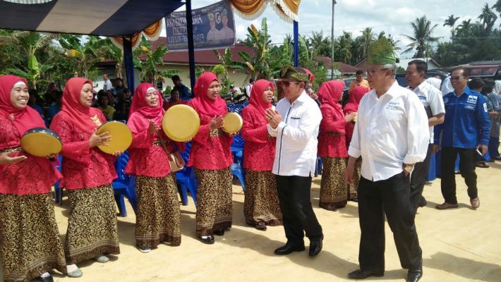 MERIAH...Cawagubri Rusli Effendi Disambut Musik Rebana Ibu-ibu Kelurahan Raja Sakti-Duri
