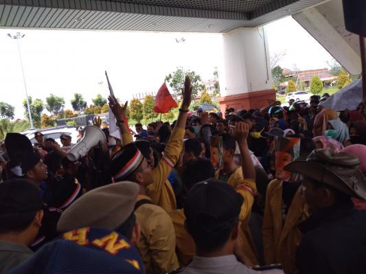 Menuntut Kenaikan Harga Kelapa, Aksi Bela Rakyat APMI Demo DPRD Inhil 
