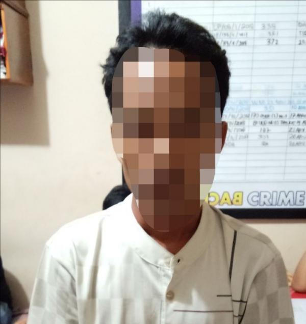 Orang tua bejat Ini  tega nodai dara daging nya sendiri.