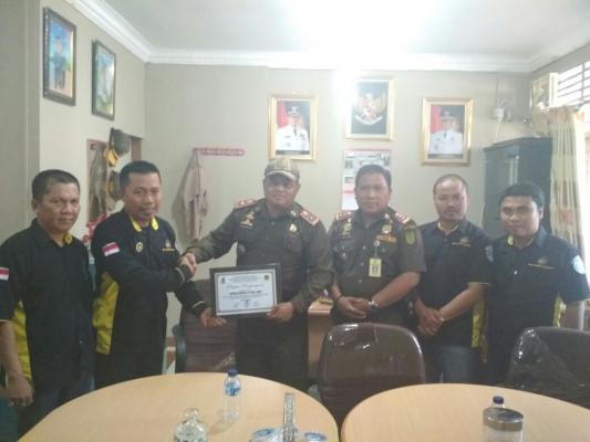 Ormas DPC Granat Kab. Inhil Menganugrahi *PIAGAM PENGHARGAAN* Kepada *Kepala SATPOL PP Kab. Inhil*