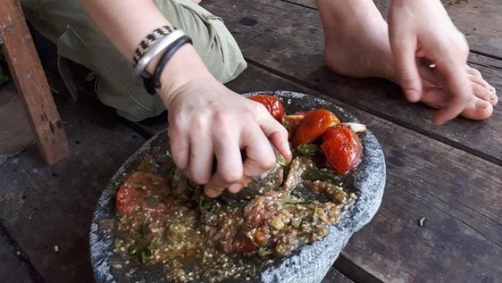 Sambil Cari Bonita, Pawang Harimau Asal Kanada Ngulek Sambel