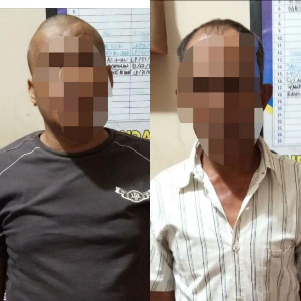 Sedang asik rekap nomor judi togel dua pria ini di amankan .