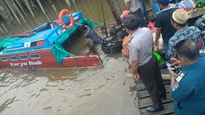 Speed Boat Bermuatan Penumpang Nyaris Tenggelam di Tengah Perairan 